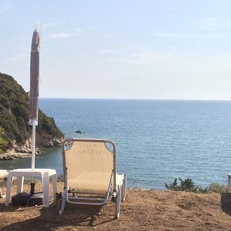 Katevi Luxury Seafront Villa Ierissos Eksteriør billede