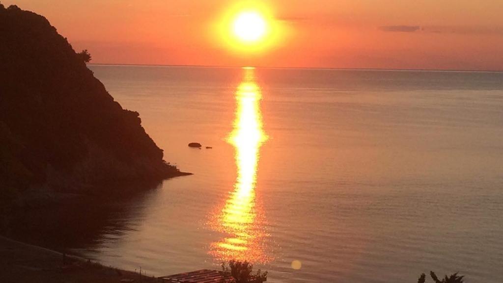 Katevi Luxury Seafront Villa Ierissos Eksteriør billede